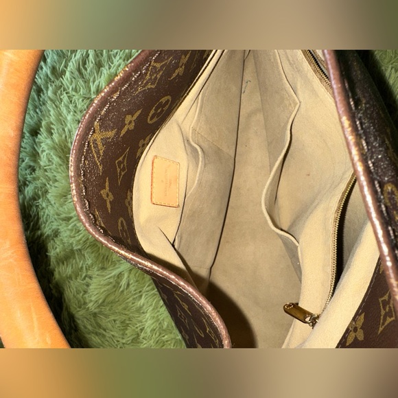 Louis Vuitton Monogram Artsy MM - Picture 13 of 17